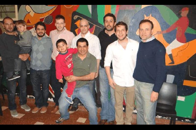 Los integrantes de la subcomisiÃ³n ademÃ�s del tesorero del club Mario Allende (derecha) 