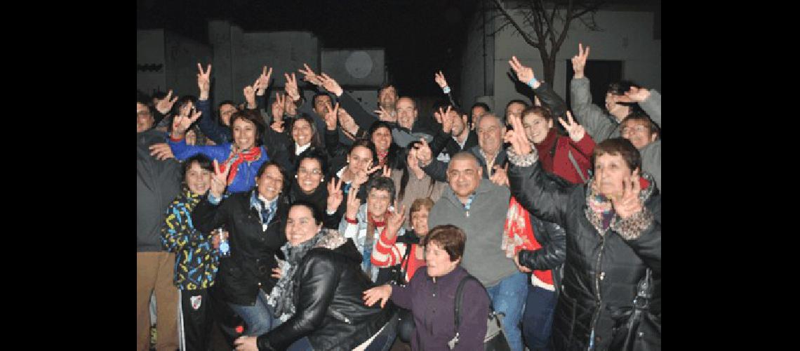 El Intendente hablÃ³ a los simpatizantes en la vereda de la Unidad BÃsica 
