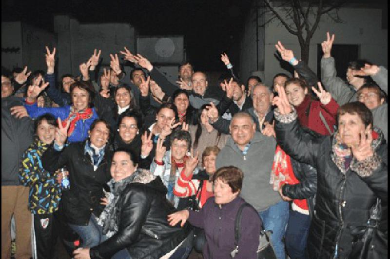 El Intendente hablÃ³ a los simpatizantes en la vereda de la Unidad BÃsica 