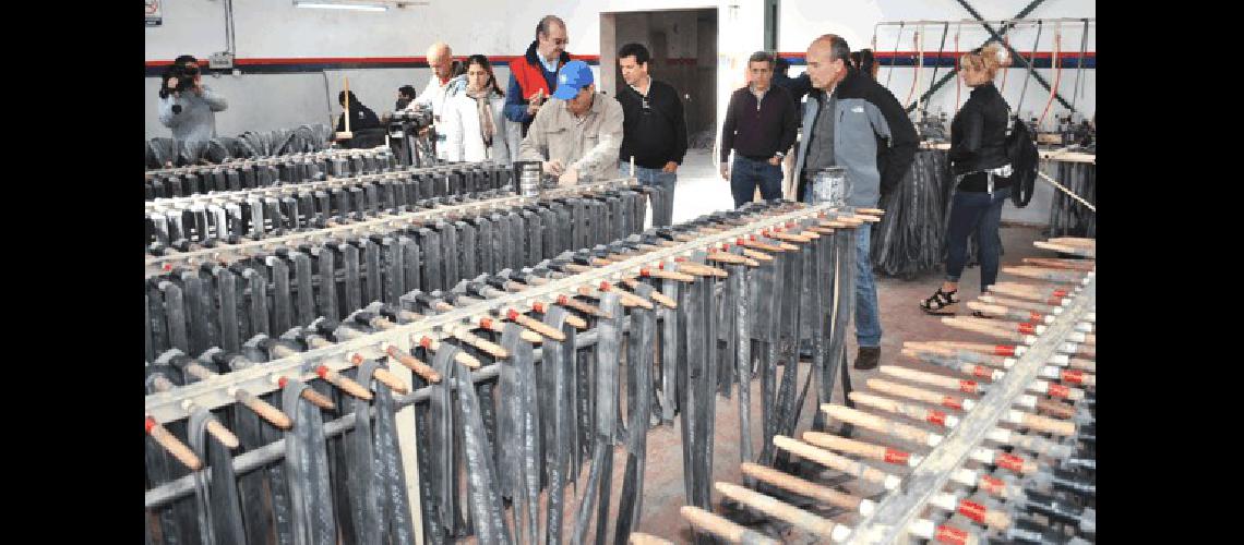 El Intendente en su paso por el sector de producciÃ³n y armado de cÃmaras 