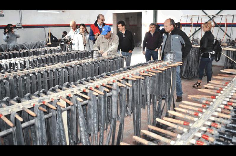 El Intendente en su paso por el sector de producciÃ³n y armado de cÃmaras 