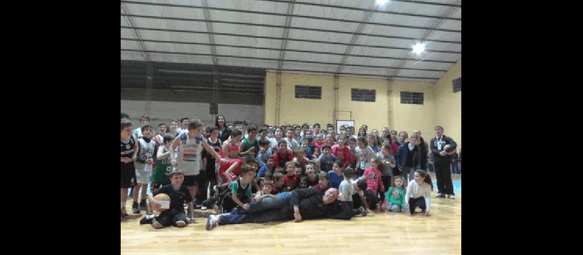 ParticipÃ³ de una clÃ­nica de bÃsquet en Racing 