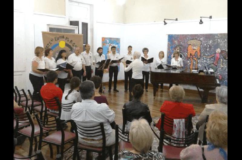 El grupo estÃ conformado por coreutas jÃ³venes y de mayor experiencia y se rescata la ductilidad 