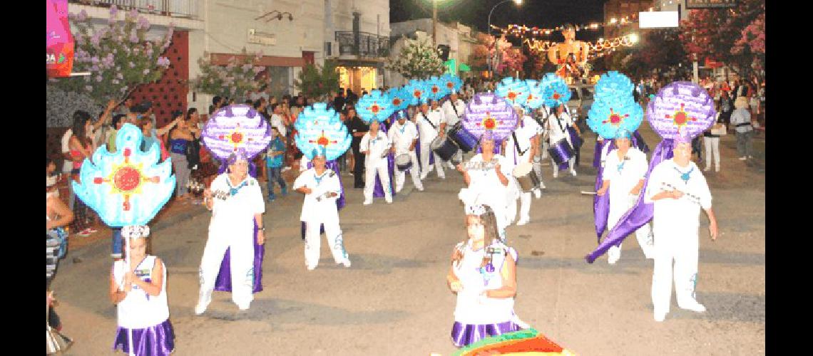 La batucada TrulalÃ estrenÃ³ colorido vestuario 