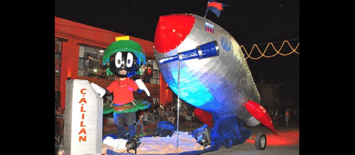 La carroza del Club A LilÃn una de las buenas producciones 