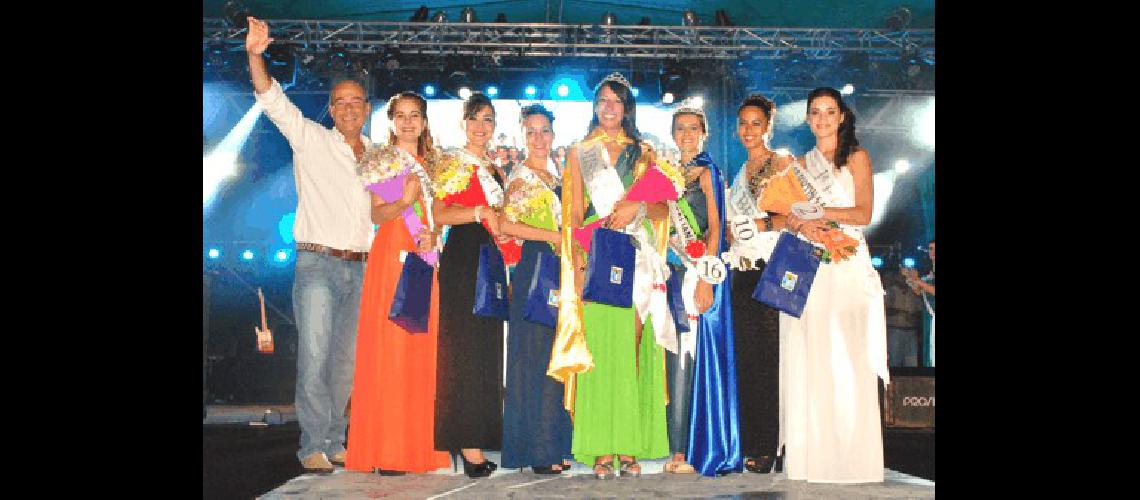 Julieta GensÃ³n Miss Carnaval 2016 junto a demÃs reinas y princesas y el Intendente de Laprida 