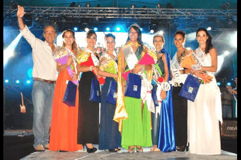 Julieta GensÃ³n Miss Carnaval 2016 junto a demÃs reinas y princesas y el Intendente de Laprida 