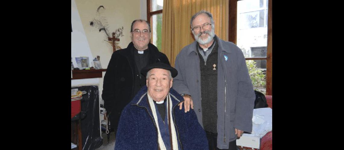 Los padres Juan Carlos OrmazÃbal y Juan Angel Del Giorgio junto al obispo Hugo Manuel Salaberry 