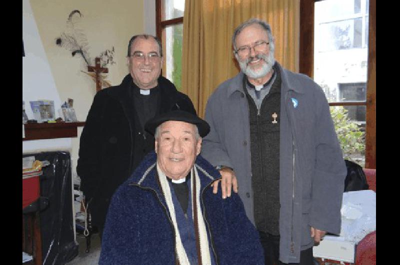Los padres Juan Carlos OrmazÃbal y Juan Angel Del Giorgio junto al obispo Hugo Manuel Salaberry 