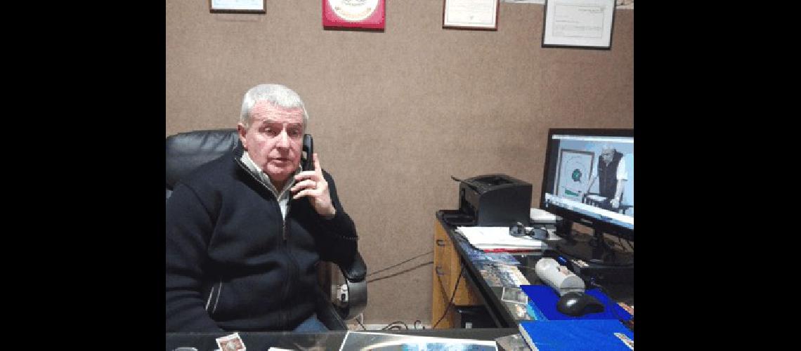 Alfredo SÃenz Buruaga atendiendo a un cliente por telÃ©fono en su oficina de la calle Lamadrid 