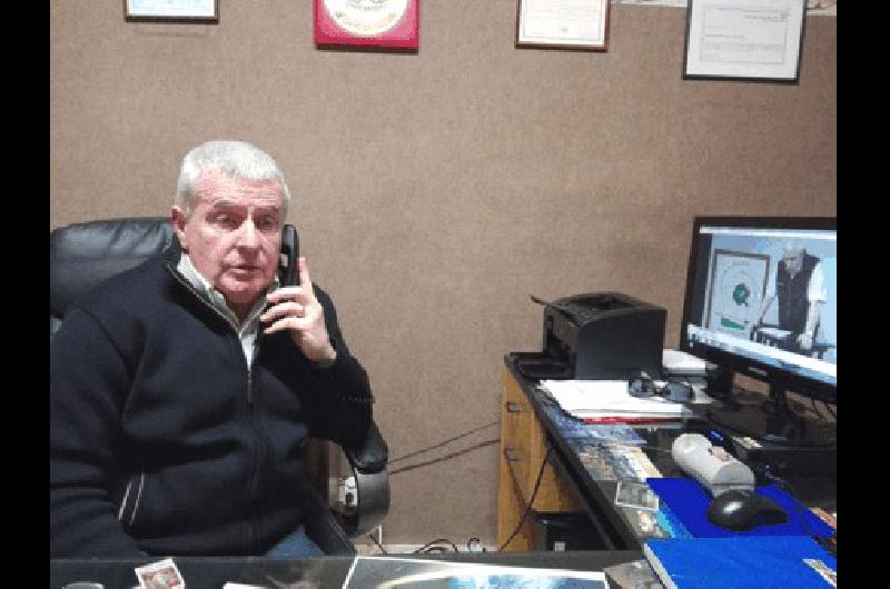 Alfredo SÃenz Buruaga atendiendo a un cliente por telÃ©fono en su oficina de la calle Lamadrid 