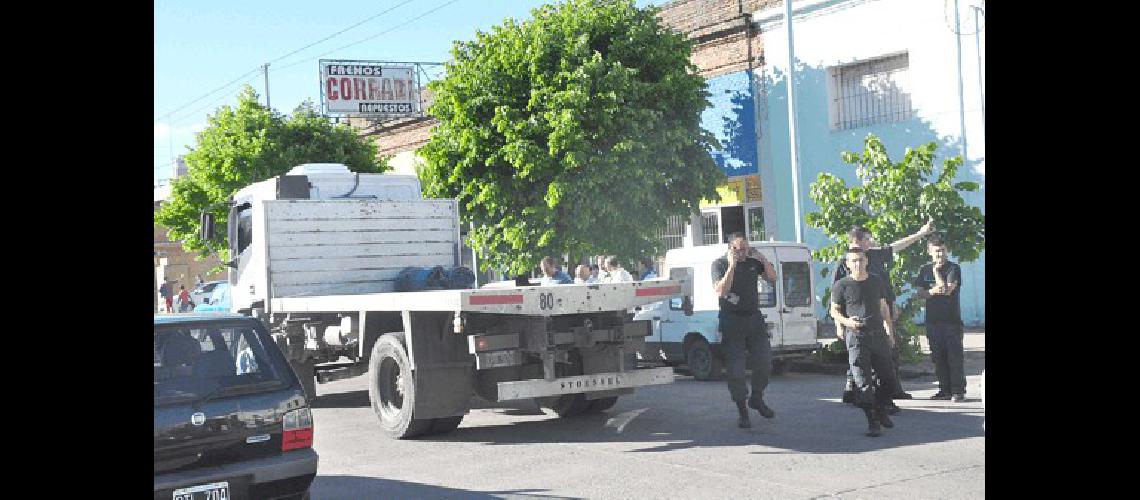 El hombre que falleciÃ³ ayer fue atropellado por un camiÃ³n en ColÃ³n entre DeÃn Funes y Laprida 
