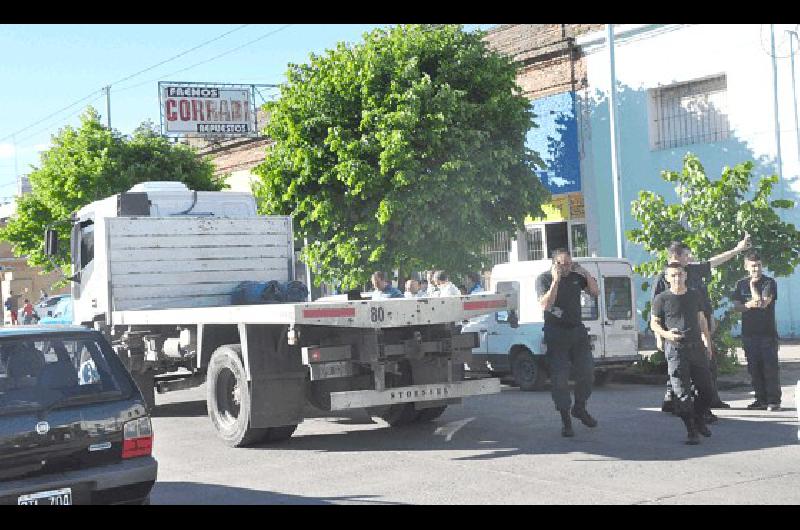 El hombre que falleciÃ³ ayer fue atropellado por un camiÃ³n en ColÃ³n entre DeÃn Funes y Laprida 