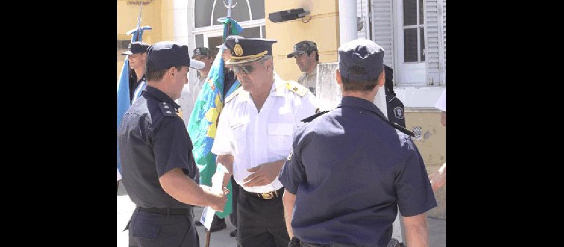 El comisario inspector Fabio Rivero jefe de la Departamental de PolicÃ­a Coronel SuÃrez visitÃ³ General La Madrid 