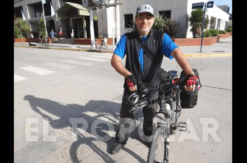 Javier Santamarina estÃ viajando hasta Sierra de la Ventana en bicicleta y ayer estuvo en General La Madrid 