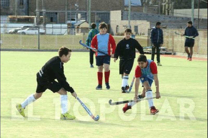 Estudiantes y LilÃn jugaron en la cancha sintÃ©tica del albinegro 