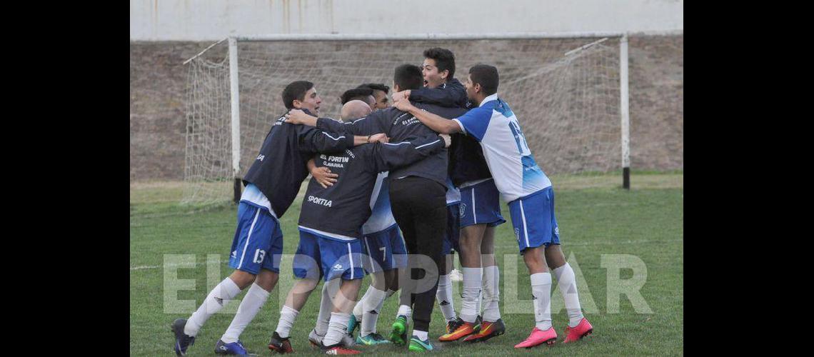 Relato fotograacutefico de una definicioacuten para los rivales del riel