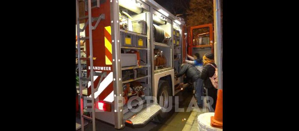 El vehÃ­culo autobomba tiene 4000 litros de agua y estÃ equipada para incendios de campo y accidentes 