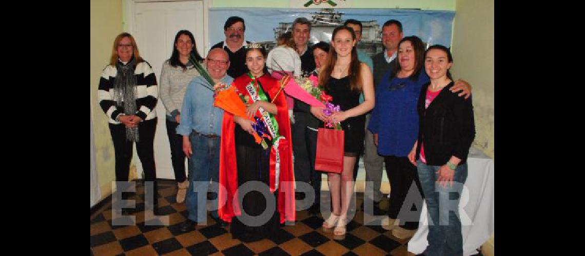 La nueva reina y la reina saliente junto a integrantes de la ComisiÃ³n Directiva de los italianos de Laprida 