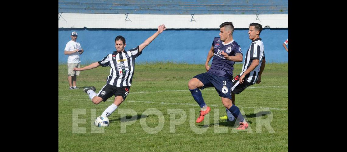 Racing ganoacute y quedoacute a un paso de clasificar a la siguiente etapa