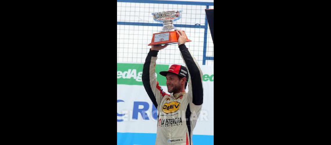Otra copa y van NicolÃs Pezzucchi quedÃ³ bien parado para la definiciÃ³n 