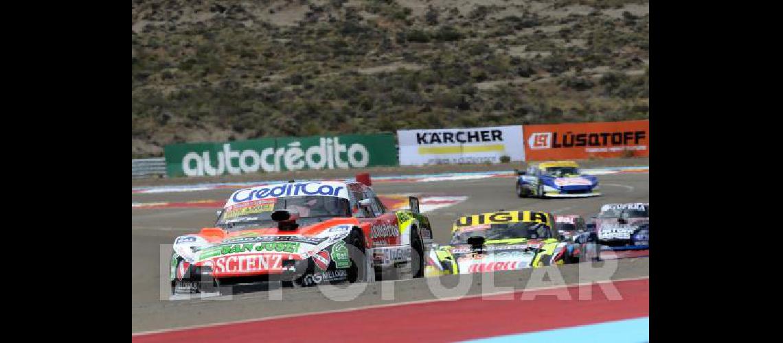 La Dodge del UR Racing a pleno en Comodoro Rivadavia NicolÃs Pezzucchi tenÃ­a un gran auto pero la carrera se enredÃ³ y alcanzÃ³ un nuevo podio 