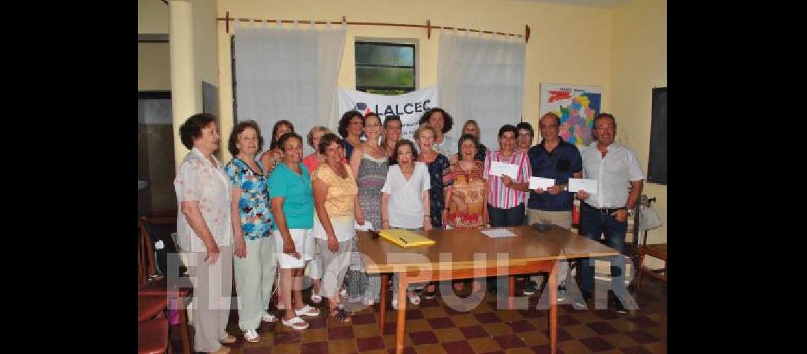 Directivos y ganadores de la rifa anual de LALCEC 