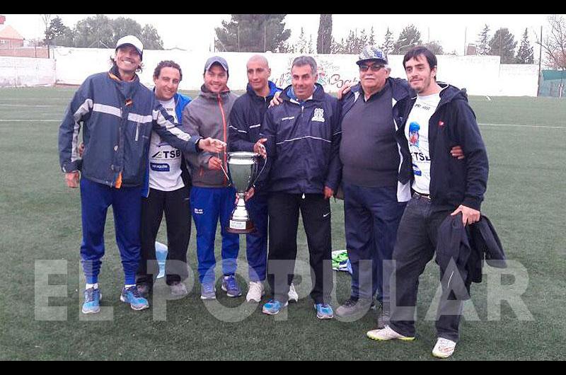 NicolÃs Mondini segundo desde la izquierda es olavarriense y director deportivo de Deportivo RincÃ³n 