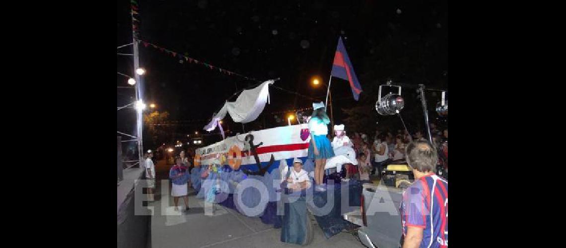 Laprida estuvo bien representada con las carrozas de LilÃn y Juventud 