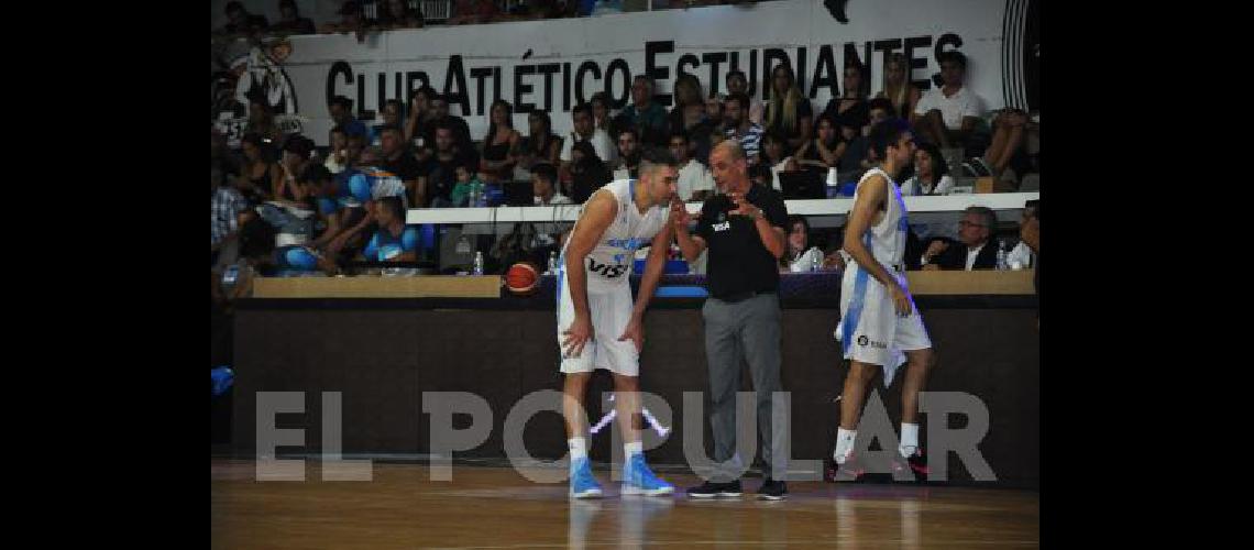El DT de la Argentina Sergio Santos HernÃ�ndez dÃ�ndole indicaciones al gran capitÃ�n del equipo el ala pivote Luis Scola 