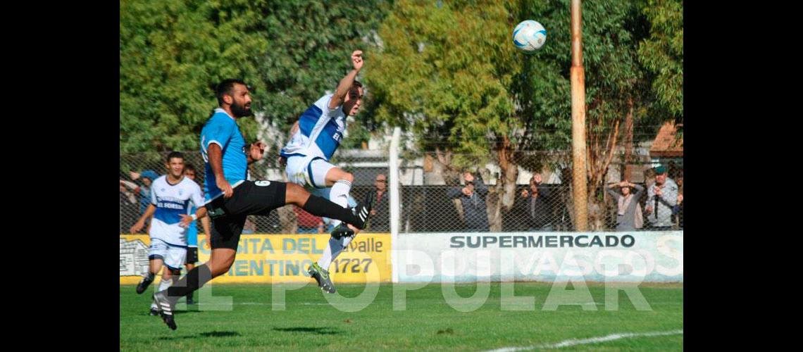 Emiliano Piecenti se anticipa a Terraza y marca su hattrick Foto- Marcelo BeltrÃn  Agencia Laprida