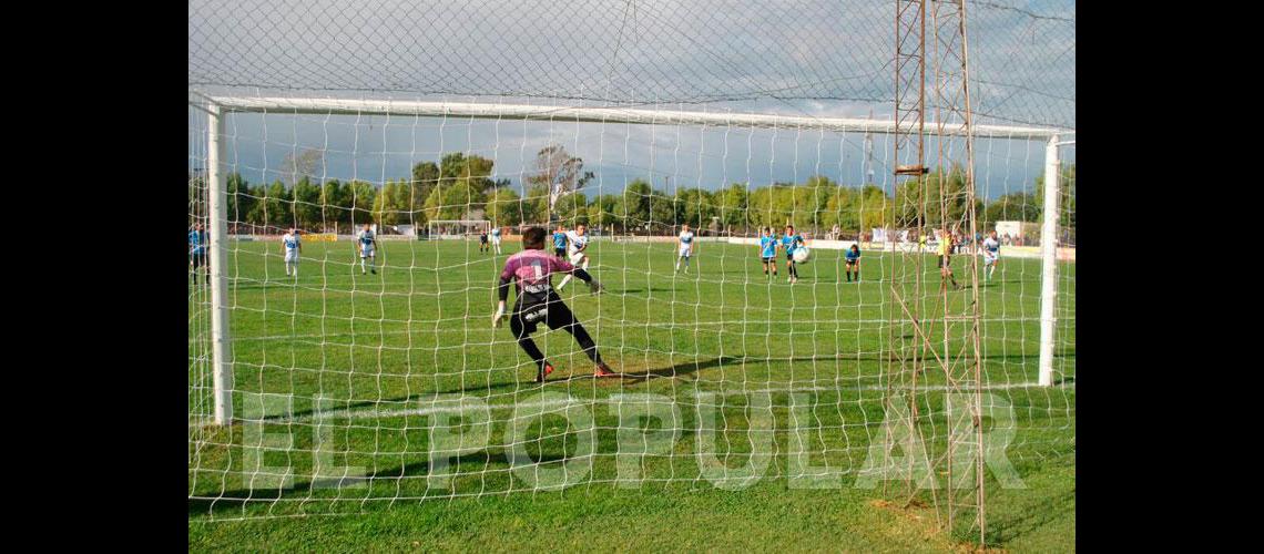 Segundo gol de penal de Emiliano Piecenti Foto- Marcelo BeltrÃn  Agencia Laprida