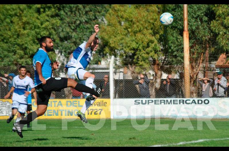 El Conejo se asegura la pelota- tercero de los cuatro en la goleada fortinense sobre Newbery Foto- Marcelo BeltrÃn  Agencia Laprida