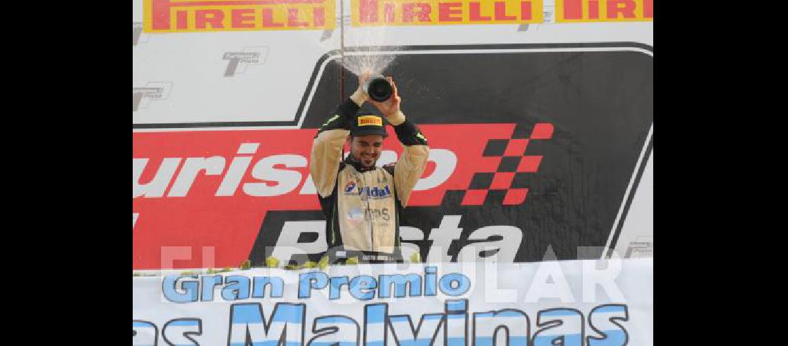 Momento esperado por Leopoldo Cirioli- destapar el champÃn en el podio como ganador por primera vez en la Clase 1 del Turismo Pista 