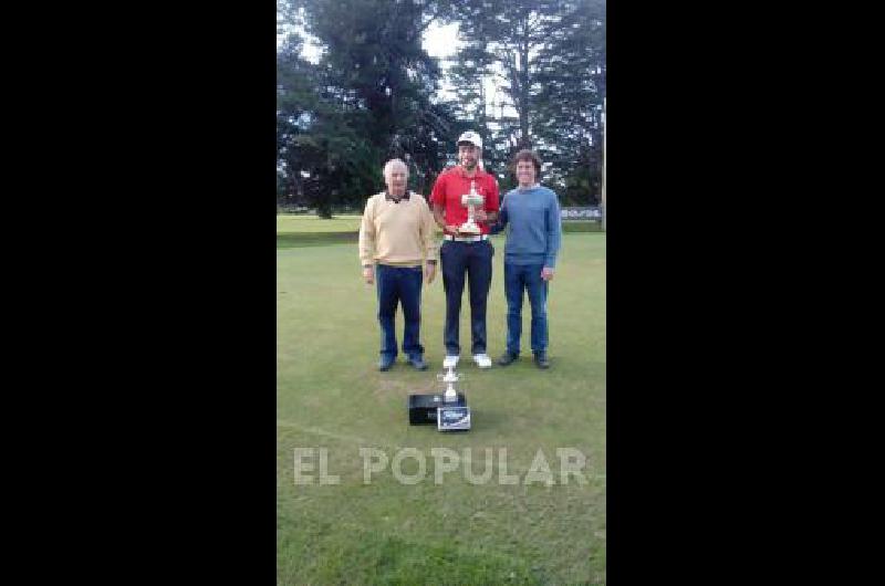 Momento de la premiaciÃ³n El campeÃ³n fue acompaÃ±ado por Ricardo y JosÃ© Lamas 