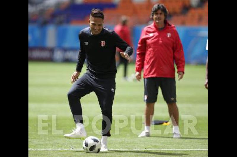 Hugo Alves observa el trabajo de Paolo Guerrero en una prÃctica en Rusia 