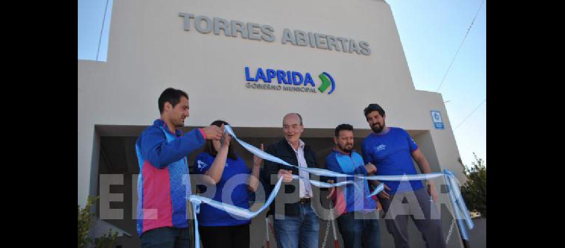 Tradicional corte de cintas en el ingreso a la Torre 