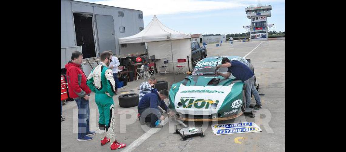 Alberto y AgustÃ­n Canapino evalÃºan el estado del Chevrolet despuÃ©s de la rotura de un neumÃtico 