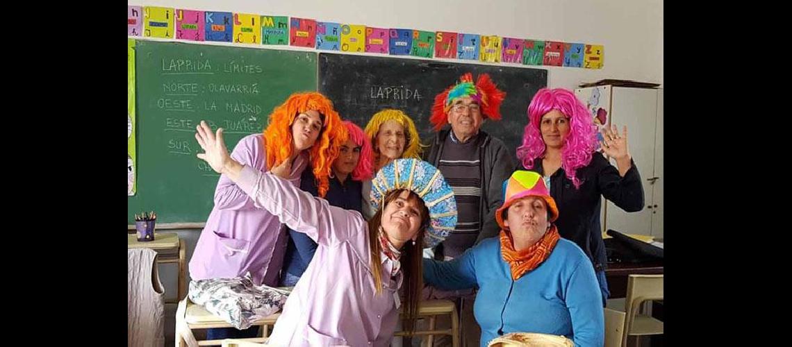 Con 99 antildeos va a la escuela <br> y no faltoacute nunca a clase