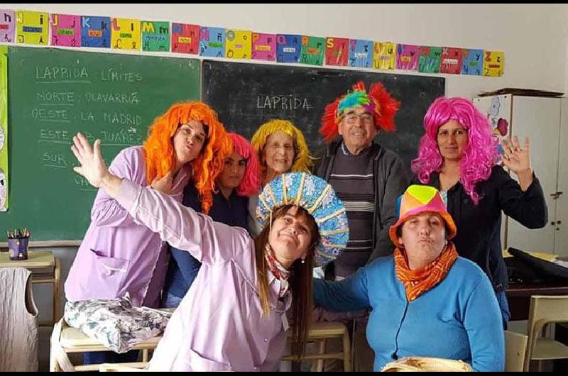 Con 99 antildeos va a la escuela <br> y no faltoacute nunca a clase
