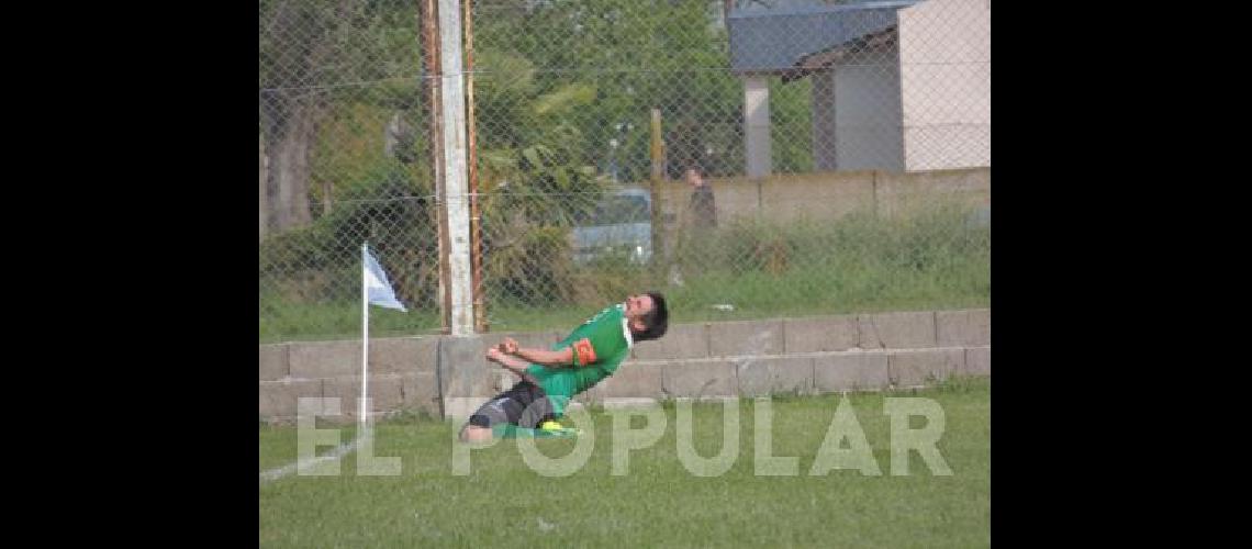 Maxi LÃ³pez festeja su gol el segundo de Juventud que derrotÃ³ 2 a 1 a Racing 