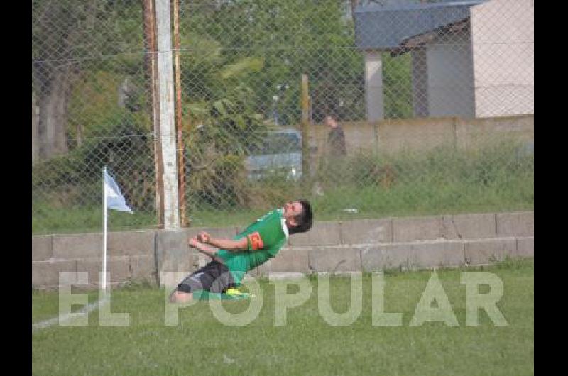 Maxi LÃ³pez festeja su gol el segundo de Juventud que derrotÃ³ 2 a 1 a Racing 