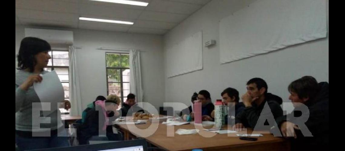 JÃ³venes estudiantes de 6Âº y 7Âº aÃ±o reciben informaciÃ³n sobre las propuestas universitarias en Laprida 