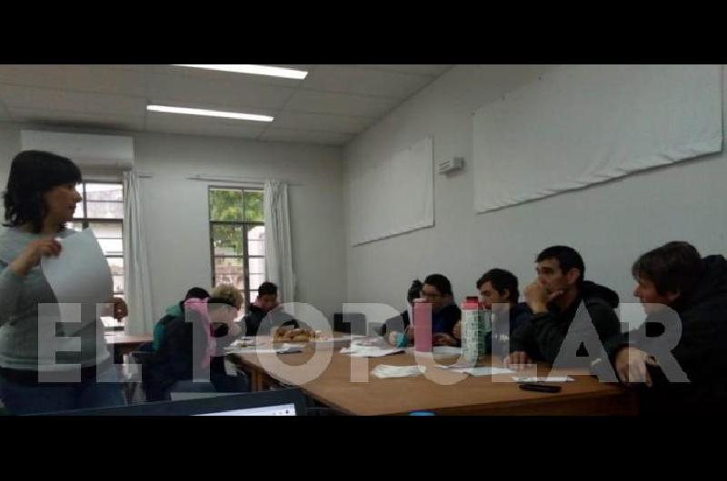 JÃ³venes estudiantes de 6Âº y 7Âº aÃ±o reciben informaciÃ³n sobre las propuestas universitarias en Laprida 