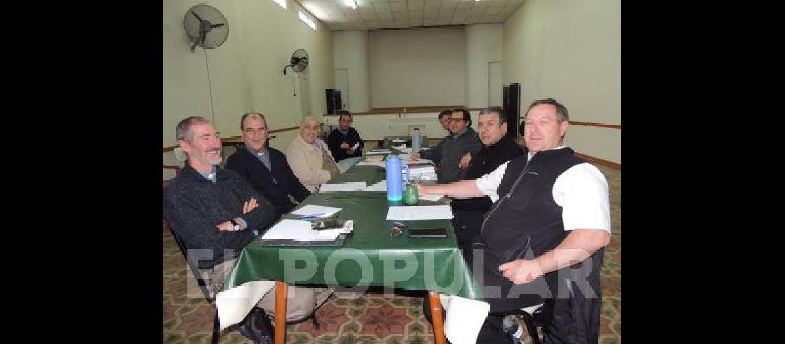 En La Madrid se llevÃ³ a cabo la reuniÃ³n mensual de la VicarÃ­a de OlavarrÃ­a en la que participaron pÃrrocos de la zona y fue encabezada por el obispo Hugo Manuel Salaberry 