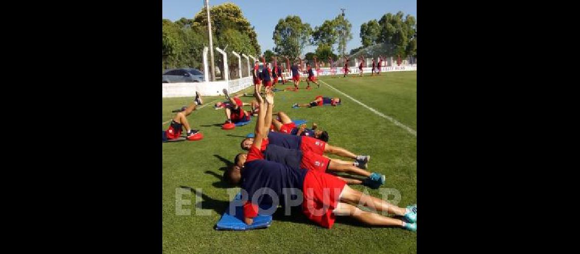 El plantel de CaÃ±uelas realiza parte de sus trabajos de pretemporada en la cancha de LilÃn de Laprida 