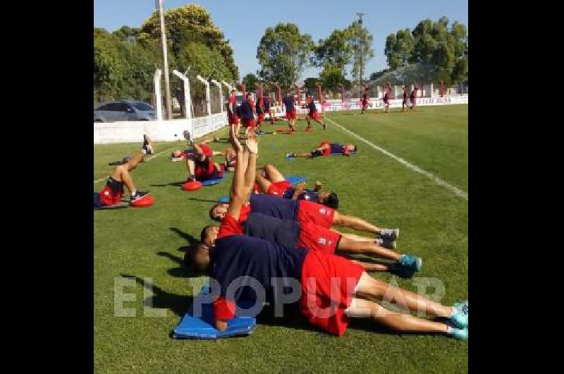 El plantel de CaÃ±uelas realiza parte de sus trabajos de pretemporada en la cancha de LilÃn de Laprida 