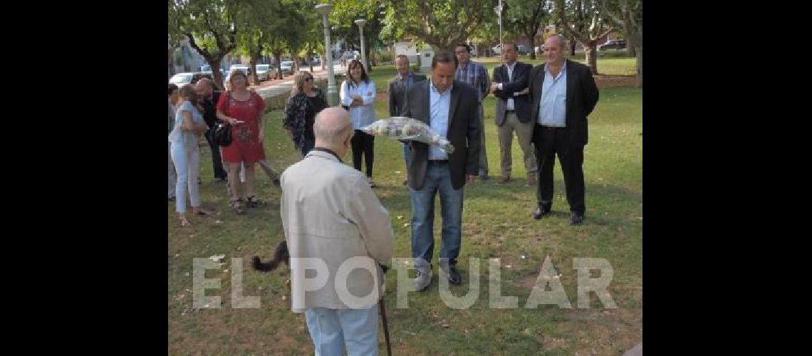 En el monumento a los fundadores se colocÃ³ una ofrenda floral 