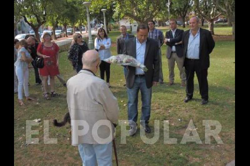 En el monumento a los fundadores se colocÃ³ una ofrenda floral 