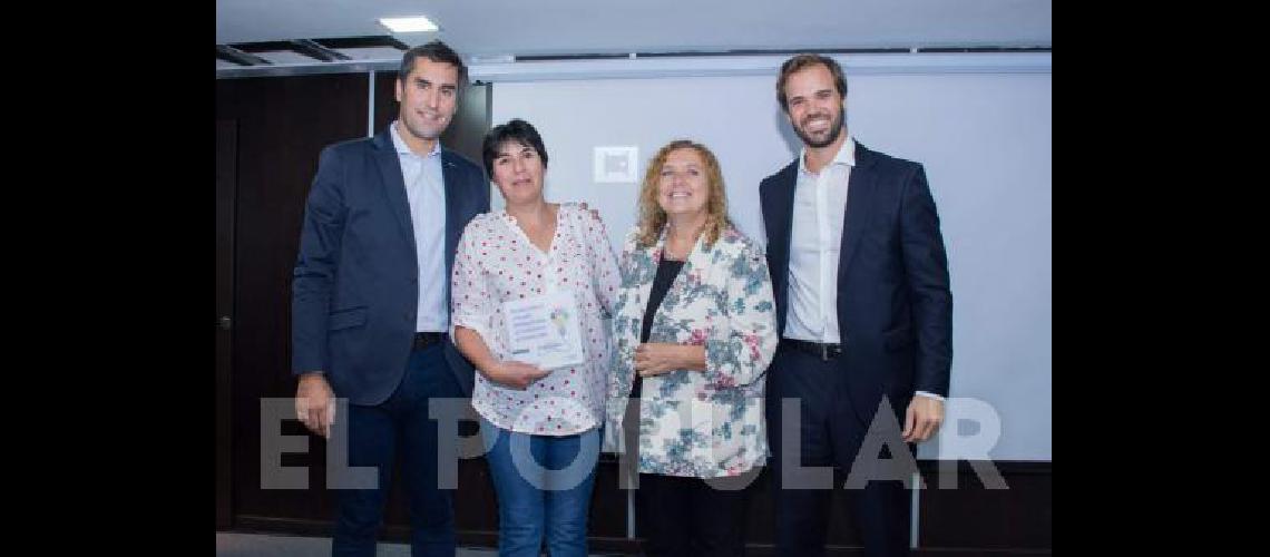Silvia ZÃrate recibiÃ³ la distinciÃ³n por la ciudad de Laprida 